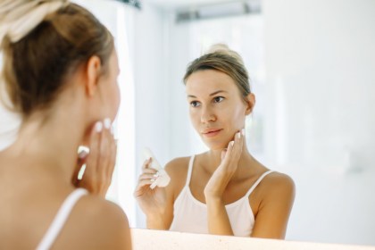 ragazza che mette siero viso di bava di lumaca purissima sul corpo in bagno a Roseto degli Abruzzi